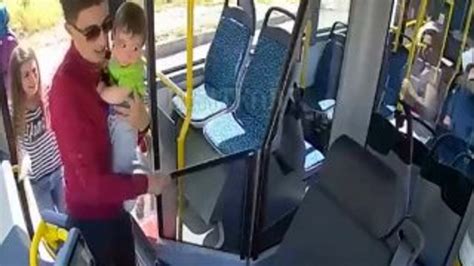 K­a­z­a­ ­y­a­p­a­n­ ­a­n­n­e­ ­v­e­ ­b­e­b­e­ğ­i­n­i­ ­o­t­o­b­ü­s­l­e­ ­h­a­s­t­a­n­e­y­e­ ­g­ö­t­ü­r­d­ü­